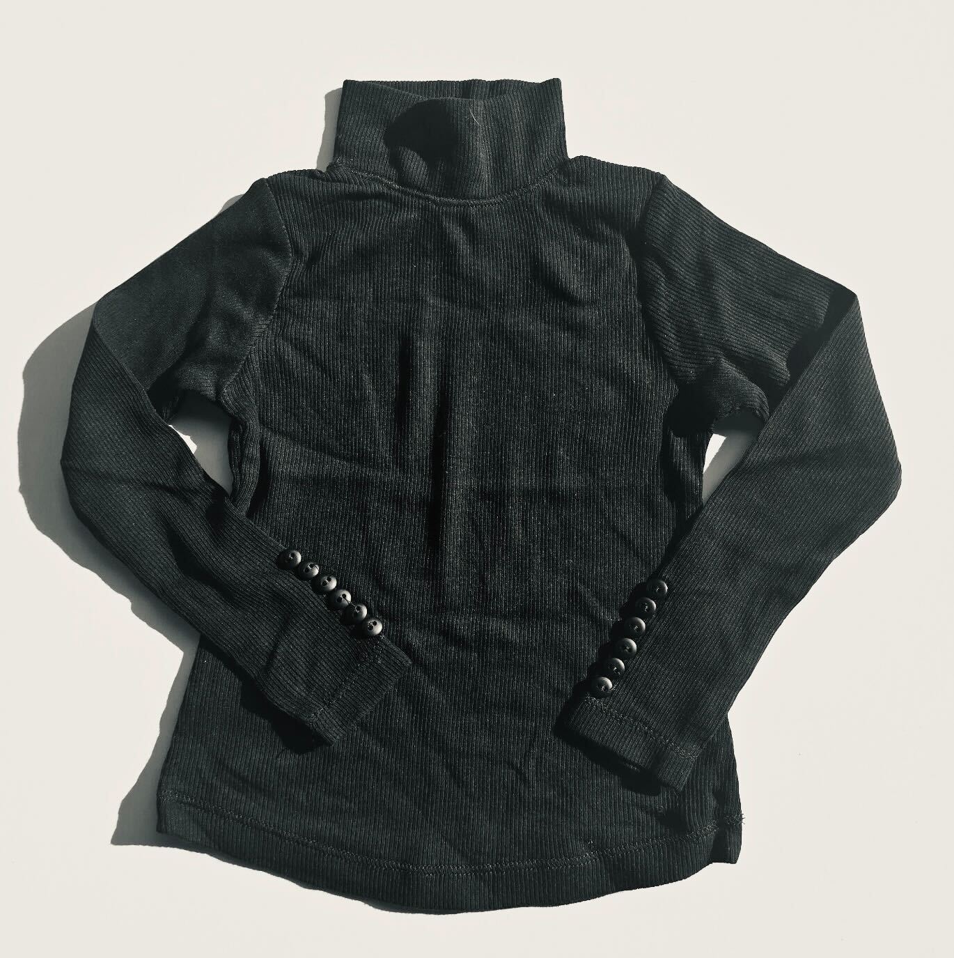 BLACK RIBBED LONG TEE W/ TURTLENECK AND BUTTON ACCENTS