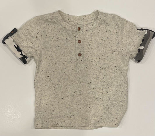 SPECKLED TEE WITH CAMO CUFFS