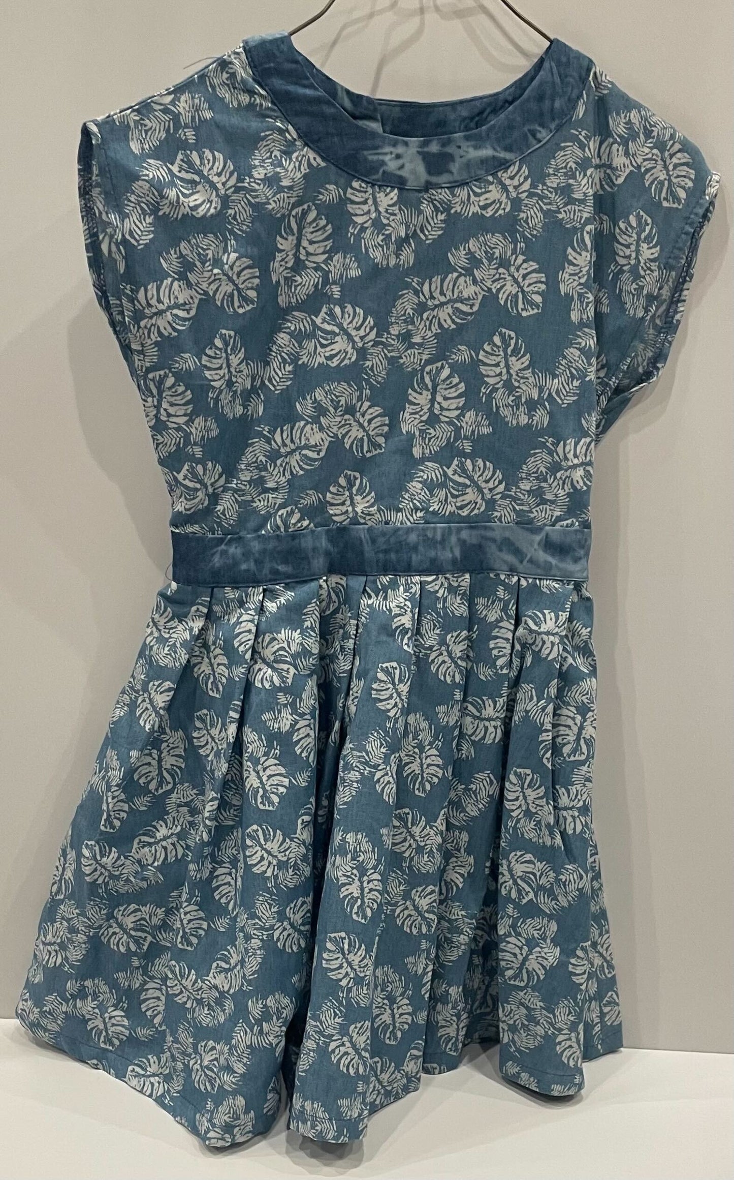 BLUE TROPICAL PATTERNED DRESS